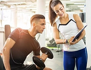 Die 7 besten Fitnesstrainer-Kurse in Moskau