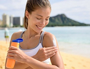 Die 10 besten Sonnenschutzmittel und -sprays mit LSF 30